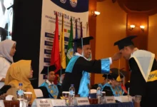 Prosesi wisuda UNDIKMA berlangsung di Hotel Lombok Raya, Mataram, Senin, 5 Oktober 2026.