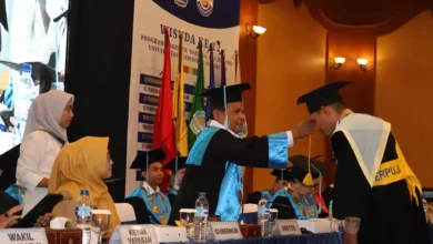 Prosesi wisuda UNDIKMA berlangsung di Hotel Lombok Raya, Mataram, Senin, 5 Oktober 2026.