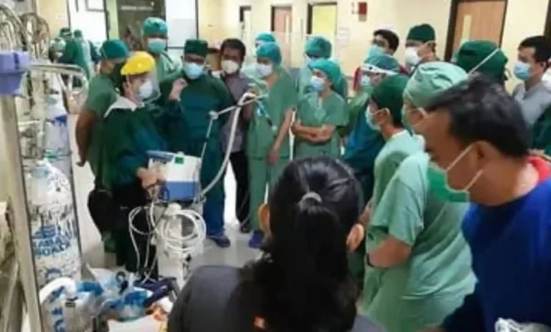 Ilustrasi dokter magang saat mengikuti pengarahan dan pendampingan sebelum bertugas di Instalasi Gawat Darurat (IGD).