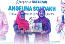 Wakil Bupati Sumbawa Barat, Hj. Hanipah (kiri), menyerahkan cenderamata khas daerah kepada mantan anggota DPR RI, Angelina Sondakh, setelah gelaran Safari Dakwah GOW KSB di Graha Praja Taliwang, Senin, 5 Oktober 2026.