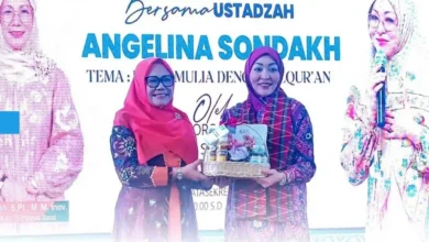 Wakil Bupati Sumbawa Barat, Hj. Hanipah (kiri), menyerahkan cenderamata khas daerah kepada mantan anggota DPR RI, Angelina Sondakh, setelah gelaran Safari Dakwah GOW KSB di Graha Praja Taliwang, Senin, 5 Oktober 2026.