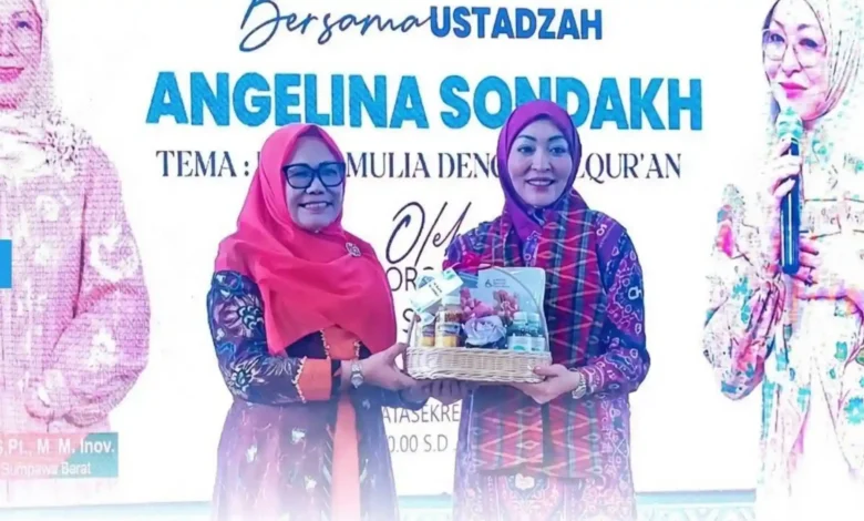 Wakil Bupati Sumbawa Barat, Hj. Hanipah (kiri), menyerahkan cenderamata khas daerah kepada mantan anggota DPR RI, Angelina Sondakh, setelah gelaran Safari Dakwah GOW KSB di Graha Praja Taliwang, Senin, 5 Oktober 2026.