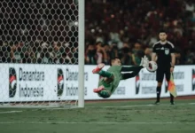 Momen Emil Audero saat berhasil menangkis bola dalam adu penalti melawan Timnas Thailand, Senin, 5 Oktober 2026.