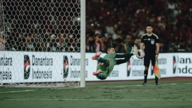 Momen Emil Audero saat berhasil menangkis bola dalam adu penalti melawan Timnas Thailand, Senin, 5 Oktober 2026.