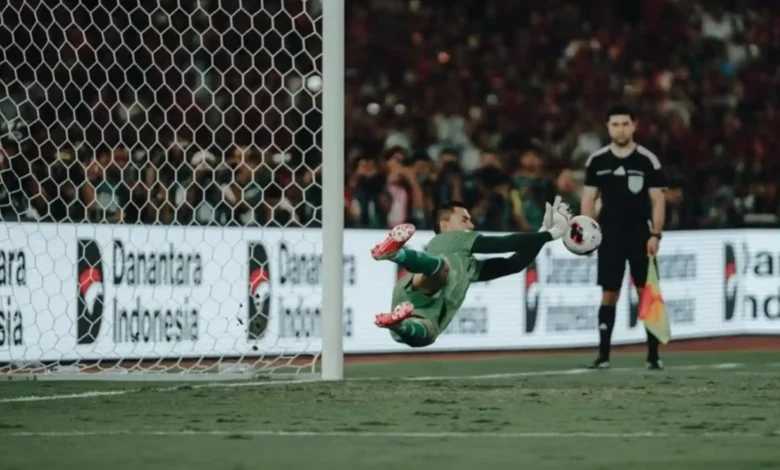 Momen Emil Audero saat berhasil menangkis bola dalam adu penalti melawan Timnas Thailand, Senin, 5 Oktober 2026.