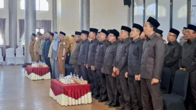 Jajaran Pengurus Forum Kerukunan Umat Beragama (FKUB) Sumbawa Barat Masa Bakti 2025–2030 saat prosesi pengukuhan di Aula Gili Paserang, Taliwang, Selasa, 6 Oktober 2026.