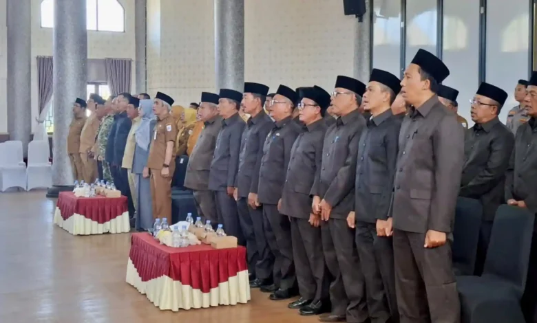 Jajaran Pengurus Forum Kerukunan Umat Beragama (FKUB) Sumbawa Barat Masa Bakti 2025–2030 saat prosesi pengukuhan di Aula Gili Paserang, Taliwang, Selasa, 6 Oktober 2026.
