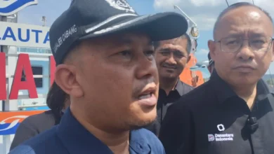 Manajer Cabang PT DLU Lembar, Firman Dandy (kiri), dan Direktur Operasional sekaligus Chairman MotoGP Mandalika, Troy Reza Warokka (kanan), saat diwawancarai di atas dek KM Dharma Kencana, Selasa, 6 Oktober 2026.