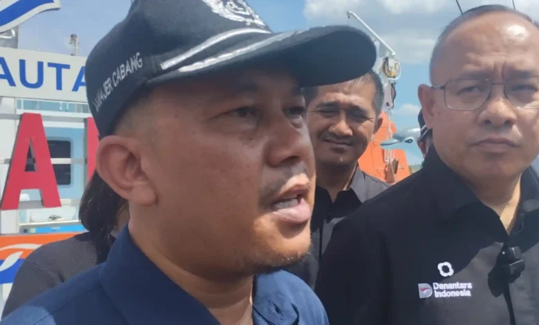 Manajer Cabang PT DLU Lembar, Firman Dandy (kiri), dan Direktur Operasional sekaligus Chairman MotoGP Mandalika, Troy Reza Warokka (kanan), saat diwawancarai di atas dek KM Dharma Kencana, Selasa, 6 Oktober 2026.