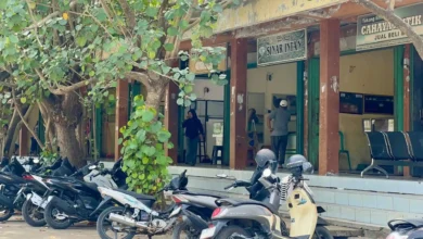 Kawasan toko emas dan area parkir depan Pasar Tanah Mira Taliwang, KSB, yang masuk target revitalisasi pasar tahap II.