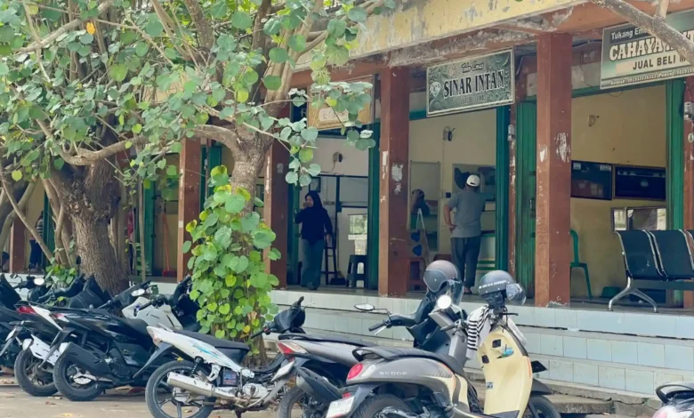 Kawasan toko emas dan area parkir depan Pasar Tanah Mira Taliwang, KSB, yang masuk target revitalisasi pasar tahap II.