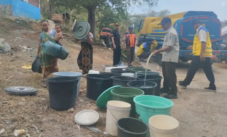 Distribusi air dari pemerintah untuk salah satu wilayah dengan dampak kekeringan terparah di Lombok Barat, Agustus 2026.