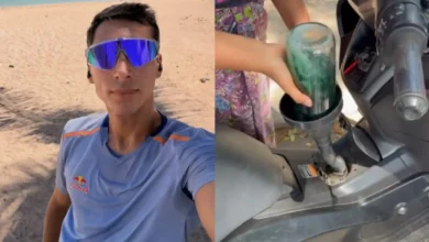 Momen Toprak Razgatlioglu saat menjelajahi Kuta Mandalika menjelang MotoGP 2026, termasuk saat mengisi bensin eceran di pinggir jalan.