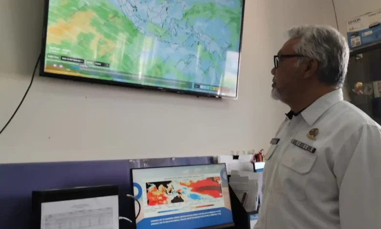 Kepala Stasiun Klimatologi BMKG NTB, Nuga Putrantijo saat menjelaskan tentang kondisi El Nino yang terjadi di wilayah NTB, Rabu, 7 Oktober 2026.