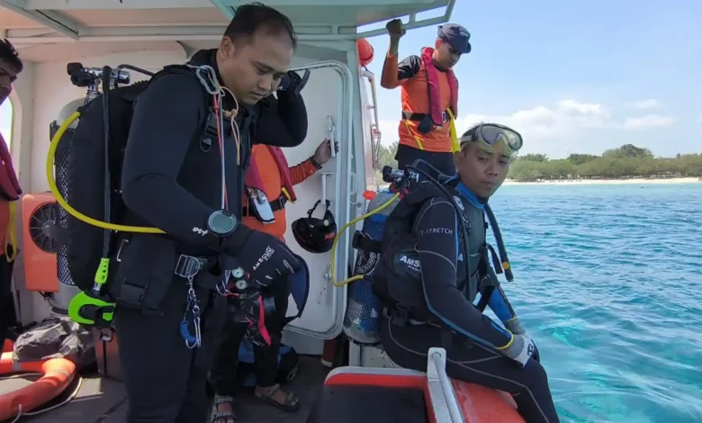 Suasana persiapan penyelam Tim SAR untuk mencari WNA asal Korea Selatan yang hilang saat snorkeling di Gili Trawangan, Rabu, 7 Oktober 2026.