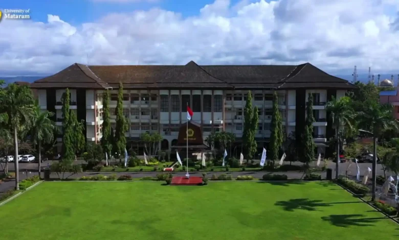 Gedung Rektorat Universitas Mataram (Unram). Universitas ini masuk 4 besar dengan kualitas riset terbaik di Indonesia.