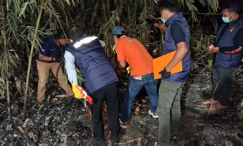 Polisi saat melakukan olah TKP kasus perempuan yang ditemukan hangus terbakar di Lombok Tengah, Selasa malam, 6 Oktober 2026.