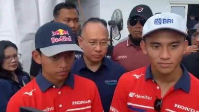 Pembalap Indonesia Mario Suryo Aji (kanan) dan Veda Ega Pratama (kiri) saat ditemui di acara Parade Riders MotoGP 2026 di Mataram pada Rabu, 7 Oktober 2026.