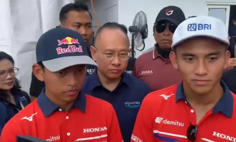 Pembalap Indonesia Mario Suryo Aji (kanan) dan Veda Ega Pratama (kiri) saat ditemui di acara Parade Riders MotoGP 2026 di Mataram pada Rabu, 7 Oktober 2026.