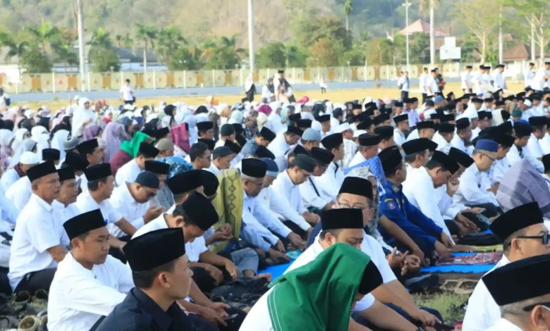 Momen Pemkab Lobar bersama masyarakat melaksanakan salat istisqa sebagai doa agar hujan segera turun, Rabu, 7 Oktober 2026.