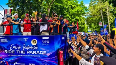 Parade pembalap MotoGP Mandalika 2026 di depan Taman Sangkareang, Kota Mataram, dipadati warga NTB, Rabu, 7 Oktober 2026.