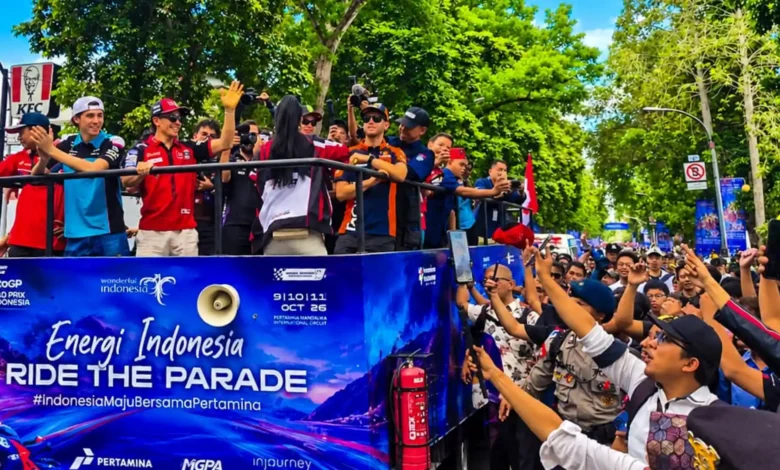 Parade pembalap MotoGP Mandalika 2026 di depan Taman Sangkareang, Kota Mataram, dipadati warga NTB, Rabu, 7 Oktober 2026.
