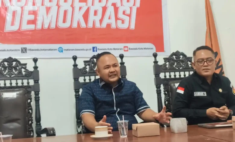 Ketua Bawaslu Kota Mataram, Muhammad Yusril, (kiri) ditemui Kamis, 8 Oktober 2026.
