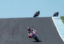Momen saat pembalap muda Indonesia, Veda Ega Pratama mengungguli pembalap lain di sesi kualifikasi Moto3 Australia 2026 pada Sabtu, 24 Oktober 2026.