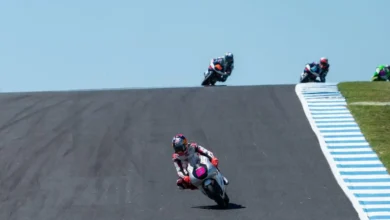 Momen saat pembalap muda Indonesia, Veda Ega Pratama mengungguli pembalap lain di sesi kualifikasi Moto3 Australia 2026 pada Sabtu, 24 Oktober 2026.