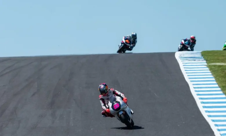 Momen saat pembalap muda Indonesia, Veda Ega Pratama mengungguli pembalap lain di sesi kualifikasi Moto3 Australia 2026 pada Sabtu, 24 Oktober 2026.
