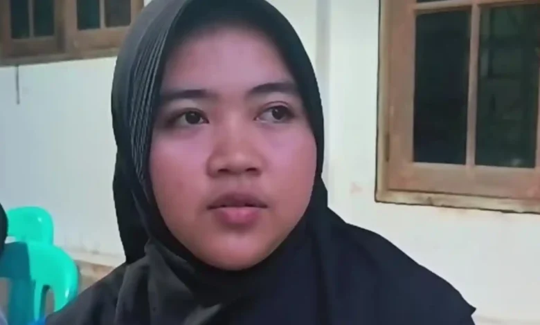 Kakak korban pembacokan, Yosi, saat mengenang sosok Fahmi semasa hidupnya.