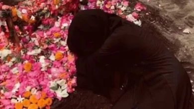 Salah seorang teman dekat korban pembacokan di Udayana, Kota Mataram, saat di pemakaman pada Rabu, 28 Oktober 2026.