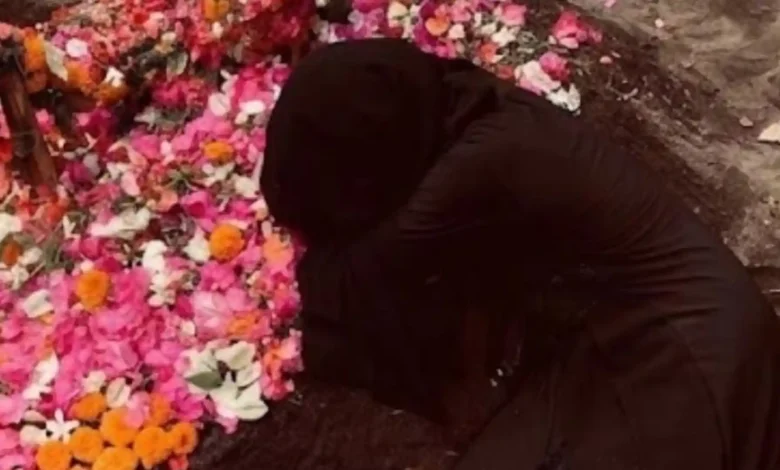 Salah seorang teman dekat korban pembacokan di Udayana, Kota Mataram, saat di pemakaman pada Rabu, 28 Oktober 2026.