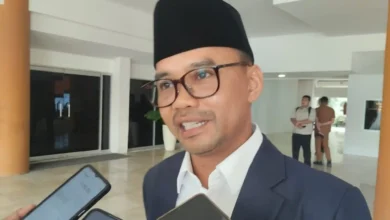 Wakil Ketua DPRD NTB, Lalu Wirajaya saat diwawancarai, Senin, 26 Oktober 2026.
