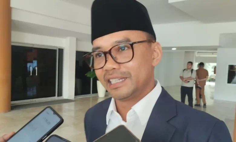Wakil Ketua DPRD NTB, Lalu Wirajaya saat diwawancarai, Senin, 26 Oktober 2026.