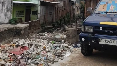 Tumpukan sampah di bantaran kali yang berlokasi di Karang Kelok, berpotensi memicu masalah seiring datangnya curah hujan tinggi.