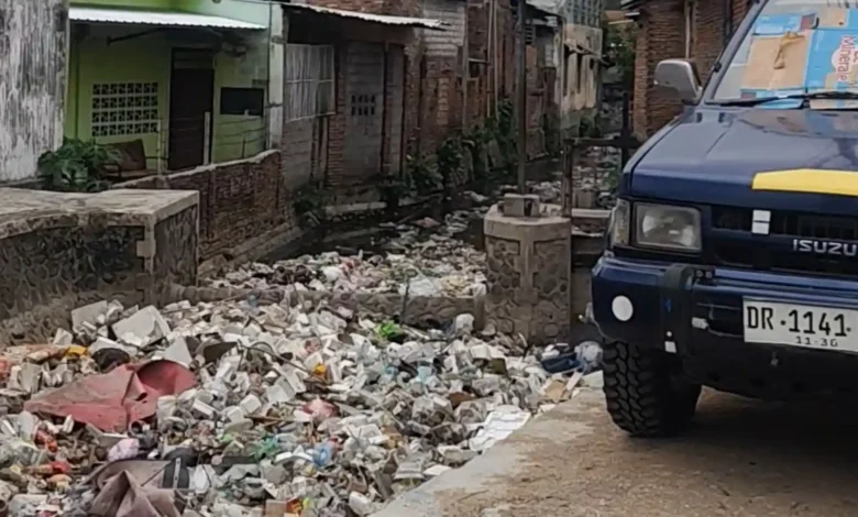 Tumpukan sampah di bantaran kali yang berlokasi di Karang Kelok, berpotensi memicu masalah seiring datangnya curah hujan tinggi.